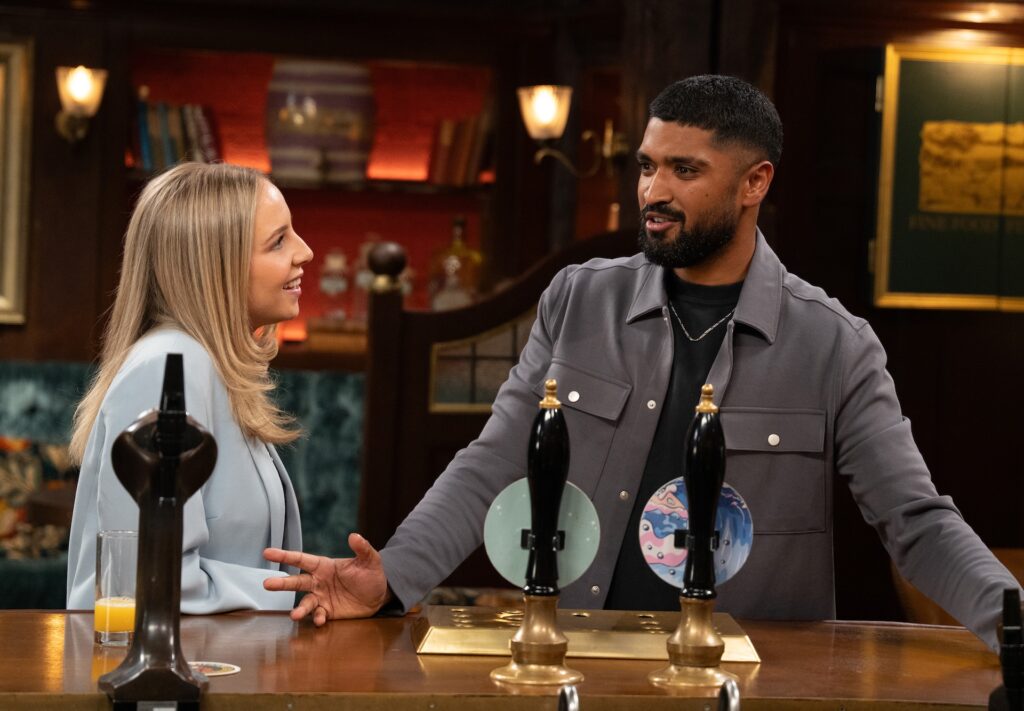 Belle and Kammy chat in The Woolpack