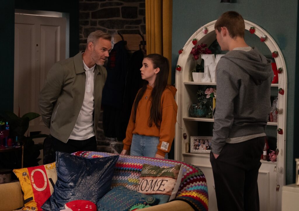Ray threatens April and Dylan in Emmerdale